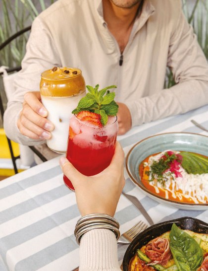 Bebidas frescas de Mandolina en una mesa con rayas azules