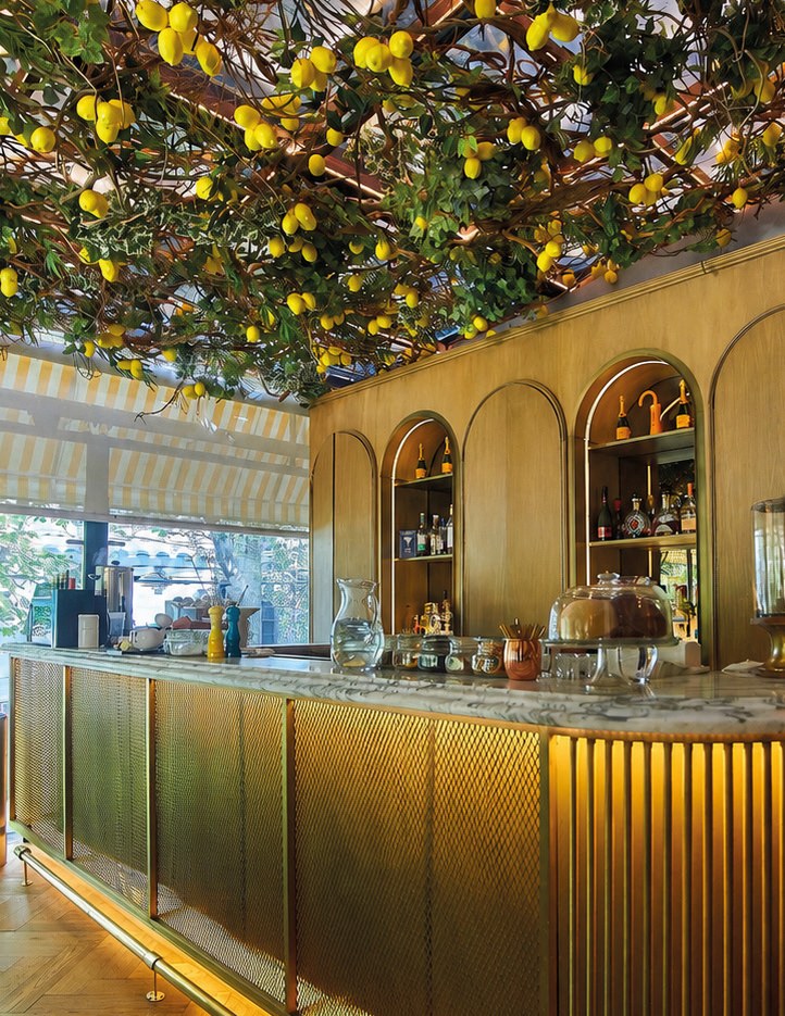 El bar de Mandolina bajo los limoneros
