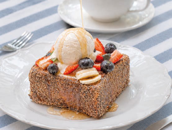 French toast con frutos rojos y helado