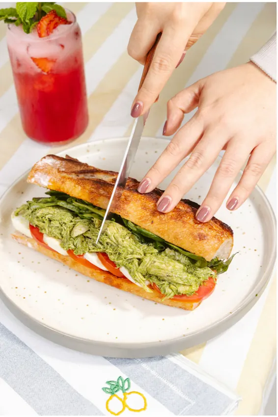 Sandwich de pesto con bebidas frescas