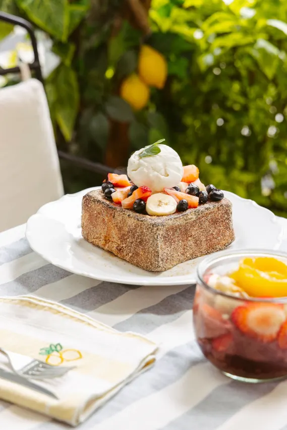 French toast y café entre limones