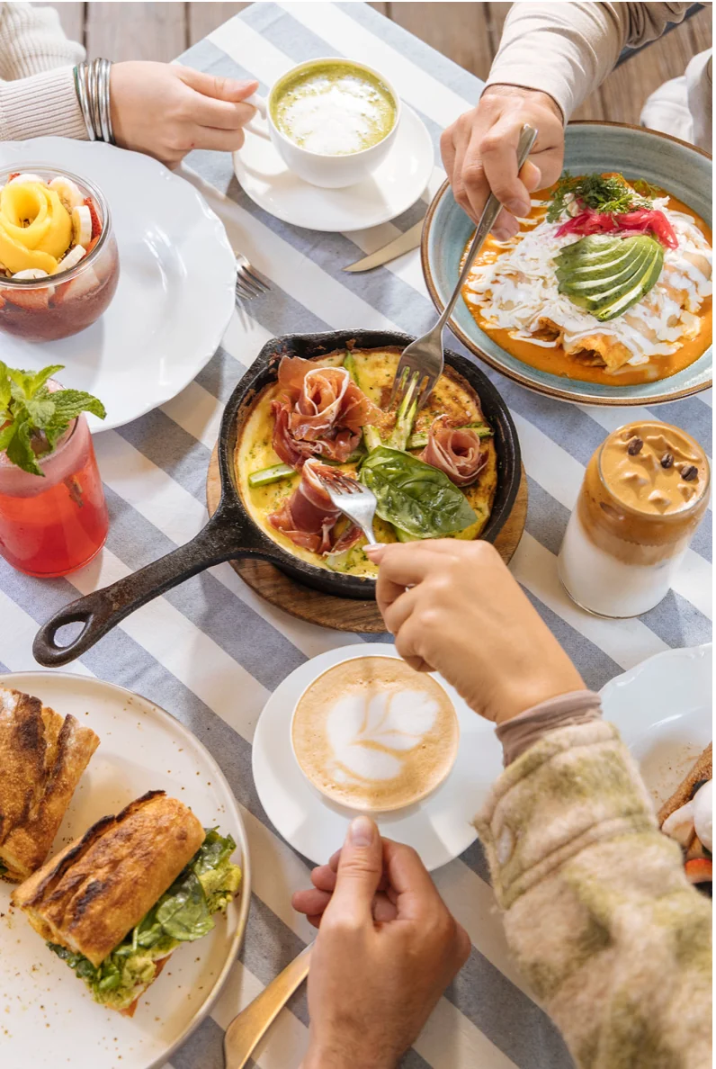 Mesa de brunch con café, huevos y pan