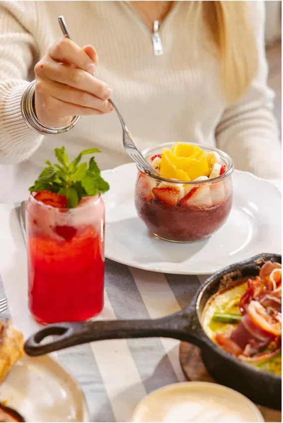 Bebidas frescas y café para acompañar la mañana