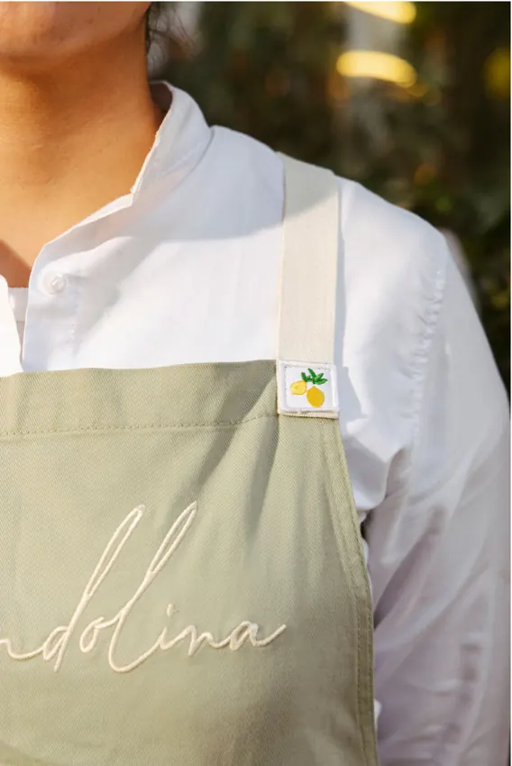 Detalle del uniforme verde Mandolina