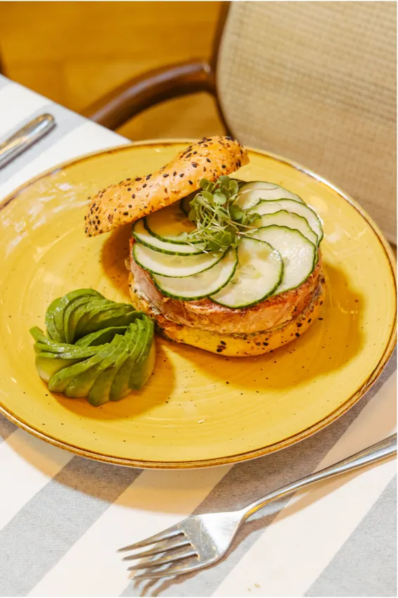 Bagel con pepino y aguacate