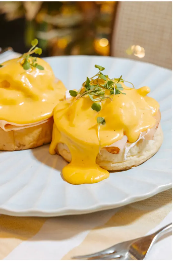 Huevos benedictinos con salsa holandesa