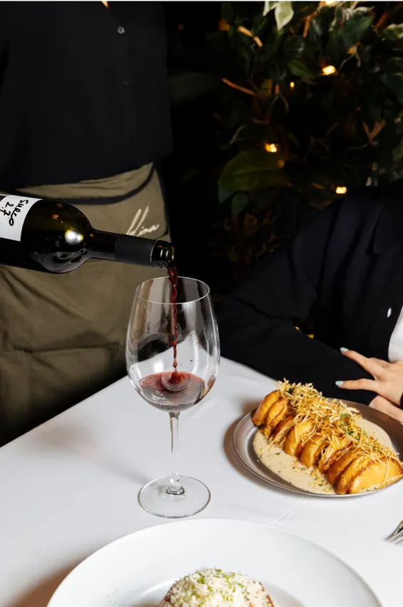 Vino y milanesa para la mesa
