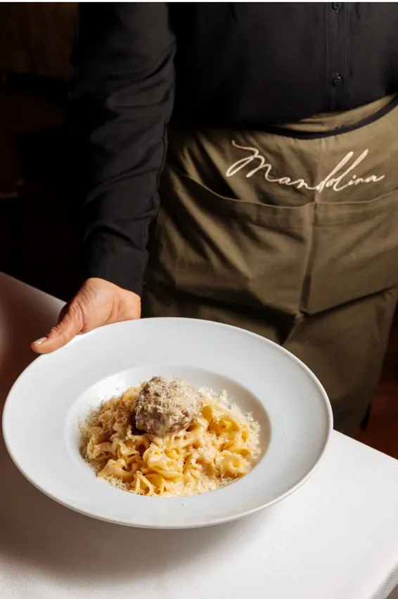 Pasta servida por el equipo de Mandolina